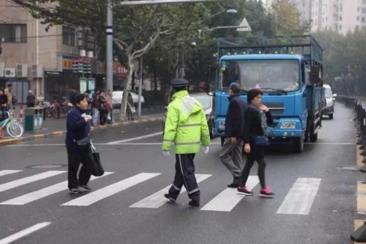 司机未按规定停车撞倒行人，酿成悲剧！警醒所有人