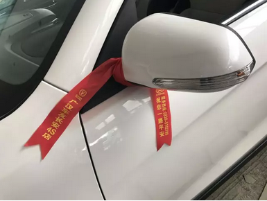 为什么车后视镜要系红布条?