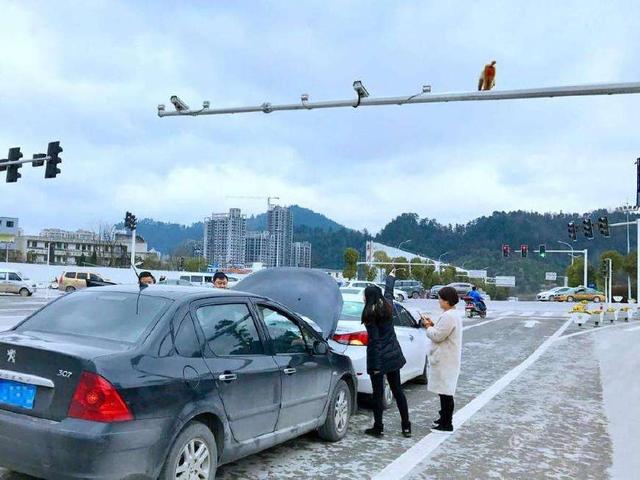 等红灯时前面的车抛锚了，后面的车压实线变道算违章吗？